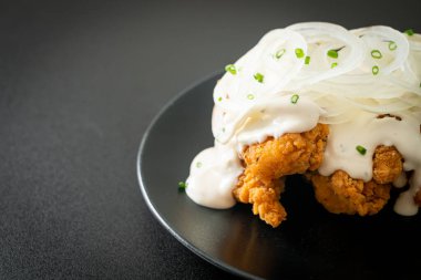 Kore usulü kremalı soğan soslu kar soğanı tavuğu ya da kızarmış tavuk.