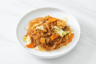 Lahana, havuç ve yumurta ile kızartılmış vermicelli. Vejetaryen usulü.