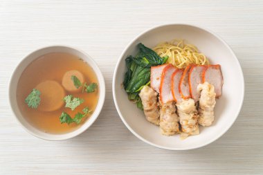 Barbekü Kırmızı Domuz eti ve Asya usulü Çorbalı Wonton Eriştesi.