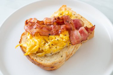 Çırpılmış yumurta ve domuz pastırmalı ekmek.