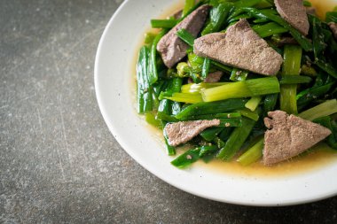 Domuz ciğeri ile karıştırılmış soğan kökü - Asya usulü.