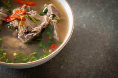 Baharatlı Doğranmış Domuz Kemiği Çorbası veya Baharatlı Leng Çorbası - Asya usulü