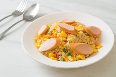 Sosisli pilav ve karışık sebze.