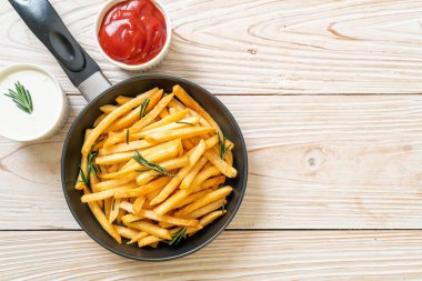 Patates kızartması ya da ekşi krema ve ketçaplı patates cipsi.