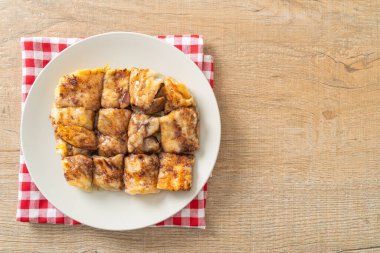 Yumurtalı, muzlu ve çikolatalı kızartma.