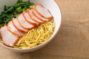 Barbekü Kırmızı Domuz Eriştesi Çorbalı - Asya usulü