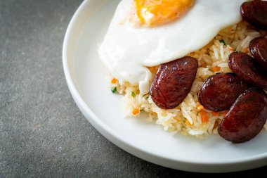 Kızarmış pirinç, yumurta ve Çin sosisi Asya usulü ev yapımı yemek.