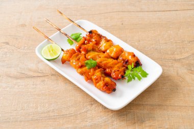 Baharatlı ve otlu ızgara tavuk şişi.