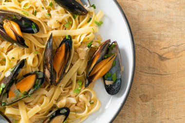 Linguine spagetti makarna vongole beyaz şarap sosu İtalyan deniz ürünleri makarna ve midye