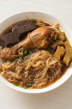 Kahverengi Çorba Kasesinde haşlanmış Tavuk Eriştesi - Asya usulü