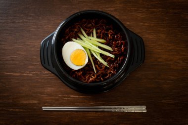 Kore fasulye soslu Anında Erişte salatalık ve haşlanmış yumurta (Jajangmyeon veya Jjajangmyeon) - Kore yemek tarzı