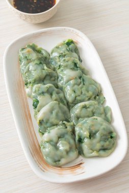 Soslu buğulanmış frenk soğanı. Asya usulü.