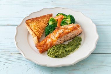 Pesto soslu ve sebzeli ızgara somon bifteği.