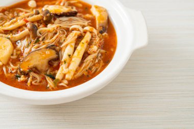 Tom Yum Çorbası ile karıştırılmış Baharatlı Mantar - Vejetaryen yemek tarzı