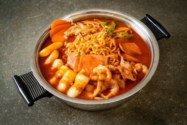 Budae Jjigae ya da Budaejjigae (ordu yahnisi ya da ordu üssü). Kimchi, konserve jambon, sosis, ramen eriştesi ve çok daha popüler Kore usulü sıcak yemek ile dolu.