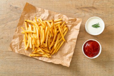 Patates kızartması ya da ekşi krema ve ketçaplı patates cipsi.