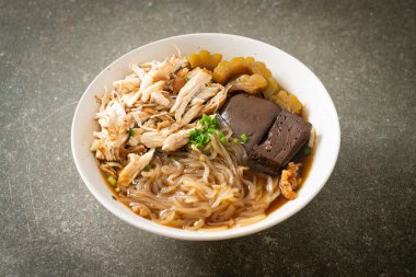 Kahverengi Çorba Kasesinde haşlanmış Tavuk Eriştesi - Asya usulü