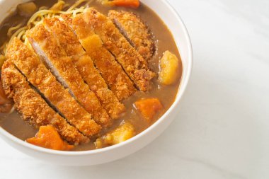 Körili ramen eriştesi ve tonkatsu kızarmış domuz pirzolası. Japon usulü.