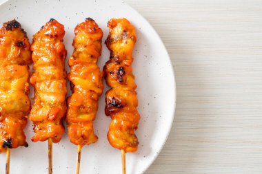 Izakaya usulü ızgara tavuk şiş yakitori servis edilir. Asya usulü.