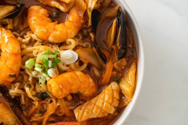 Jjamppong - Kore Deniz Ürünleri Erişte Çorbası - Kore yemek tarzı