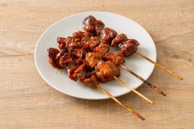 Izakaya usulü ızgara tavuk şiş yakitori servis edilir. Asya usulü.