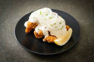 Kore usulü kremalı soğan soslu kar soğanı tavuğu ya da kızarmış tavuk.