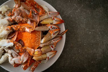 Baharatlı deniz ürünleri soslu haşlanmış mavi yengeç. Deniz ürünleri tarzı.