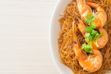 Güveçte veya fırında karides ve cam erişte veya vermicelli karides.