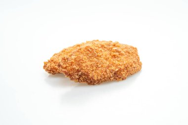 Kızarmış tavuk göğsü bifteği beyaz arka planda izole edilmiş.