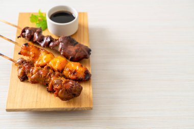 Japon tavuk ızgarası ya da yakitori Japon yemeği tarzında servis edilir.