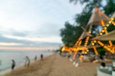 Arka planda bokeh ışığı olan soyut bulanık plaj kafe restoranı