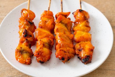 Izakaya usulü ızgara tavuk şiş yakitori servis edilir. Asya usulü.