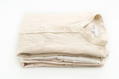 bej gömlek katlaması beyaz arkaplanda izole edildi