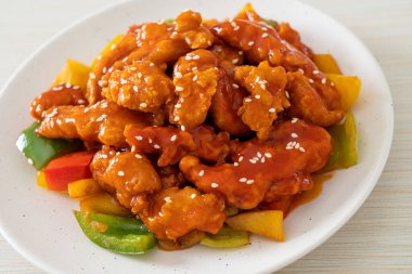 Kore usulü tatlı ve ekşi soslu kızarmış tavuk.