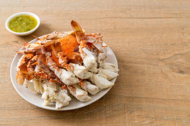 Baharatlı deniz ürünleri soslu haşlanmış mavi yengeç. Deniz ürünleri tarzı.