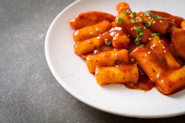 Baharatlı sosisli Kore pirinç keki çubuğu (Tteokbokki) - Kore yemeği tarzı