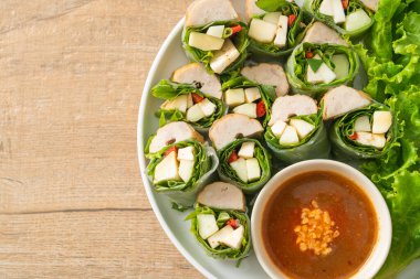Vietnam köftesi dürümü veya Vietnam salatası dürümü veya Namnueng veya Nem Nuong - Asya yemeği tarzı