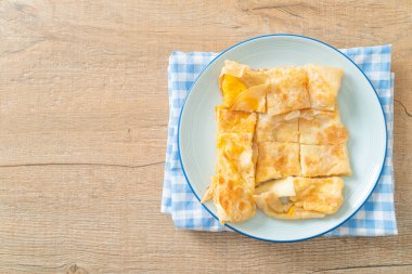 Yumurtalı kızarmış roti ve yoğunlaştırılmış süt.