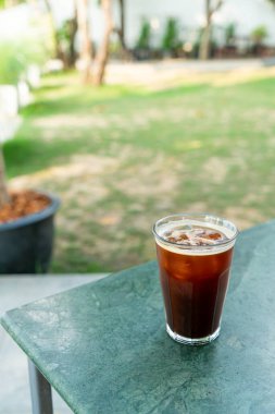 Kahve dükkanı ve restoranda buzlu americano kahve bardağı.