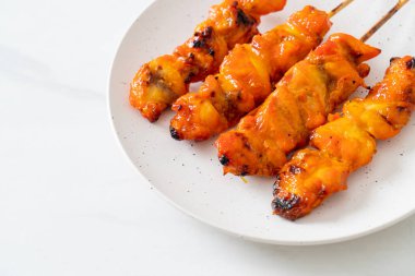 Izakaya usulü ızgara tavuk şiş yakitori servis edilir. Asya usulü.