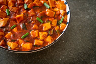 Mapo Tofu - Geleneksel Sichuan yemeği ipek tofu ve kıyma, acı biber yağı ve Sichuan biberleri ile doldurulmuş mala tadında - Asya yemek tarzı