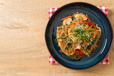 Japchae ya da karışık Kore vermicelli erişte sebzeli ve üzerine beyaz susamlı domuz eti - Kore geleneksel yemek tarzı
