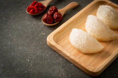 Taze yenebilir kuş yuvası ya da kırlangıç yuvası hammadde mutfağı sağlıklı yiyecekler için pahalı yiyecekler..