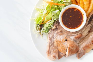 Tayland baharatlı soslu ızgara domuz pirzolası bifteği veya Jaew sosu - füzyon yemeği tarzı