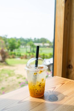 Buzlu soda, tutku meyveli cam ve kopyalama alanı.