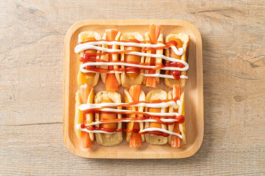 Sosisli ve yengeç çubuklu ev yapımı krep rulosu.