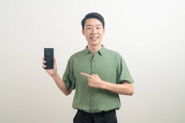 Beyaz arka planda akıllı telefon ve cep telefonu kullanan ya da konuşan genç Asyalı adam