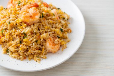 Tayland usulü ev yapımı kızarmış karides. Asya usulü.