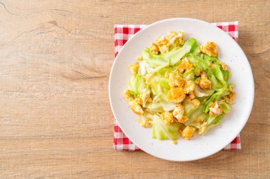 Ev yapımı kızarmış lahana ve tabakta yumurta.