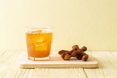 Lezzetli tatlı içecek demirhindi suyu ve buz küpü - sağlıklı içecek tarzı